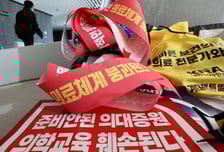 강경한 정부에 의사들 "전술 짜자" 멈칫…전공의들도 파업 결의 못해