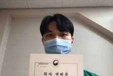 얼굴 공개 대학병원 인턴 '공개 사직'…"의사에 대한 적개심 가득해"