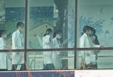 뒷짐 진 선배, 총대 멘 후배…'주춤주춤 의협'에 갈라진 의사집단