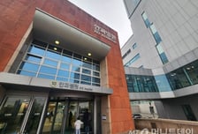 세브란스 안과 일반진료 중단…대기석 꽉 채운 환자들은 '불안'