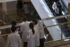 서울대의대·병원 교수들 "진료, 이대로면 열흘도 못 버텨…대화 나서야"