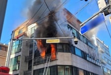 [베테랑] "범인만 잡는게 아닙니다"…불길 치솟는 빌라에 뛰어든 경찰