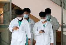 전공의 "돌아오라"는 서울대병원 vs "다치게 하지 마" 고려대병원