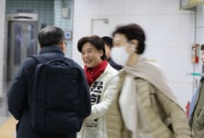 "유능한 분이라고..." 행당역 간 윤희숙 "싸우는 정치할 시간 없어요"