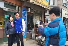 "왜 이제 왔냐, 정권 심판해달라고..." 경찰 출신 류삼영, 동작을 출동