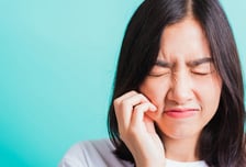 밥 먹다가 얼굴이 '찌릿찌릿'…"치과 치료 소용없어" 혹시 이 병?