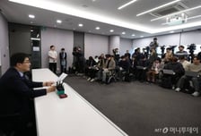 [속보] 의대 교수들 "25일부터 사직, 응급실·중환자실 진료 여부 22일 논의"