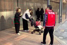 "애 하나 더 어떻노" "깔깔"…허물없는 스킨십, 김도읍의 4선 도전