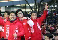 "뚫리면 총선 진다"...최후 방어선 '낙동강 벨트' 곳곳서 박빙 승부