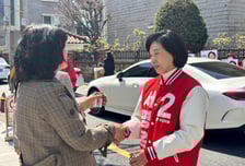 "걱정 말라" 격려에도…'보수 아성' 강남갑 서명옥 "당연한 승리 없어"