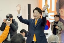 "이제 곧 40대인데"...'위기의 기린아' 이준석, 2030의 엇갈리는 시선