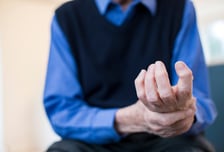 손 떨고 냄새 못 맡는 부모님, 치매 부르는 '이 병' 때문?…증상 보니