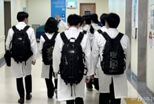 "2000명 증원 비과학적이란 뜻"…의사들, '증원 자율 조정' 맹폭