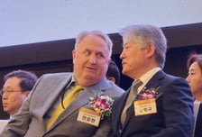 '속닥속닥' 인요한·노환규, 깃발 흔든 임현택…의협 총회 현장 둘러보니