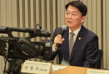 "정부는 2000명 고집 버려야" 주장한 의사 출신 안철수, 그의 대안은