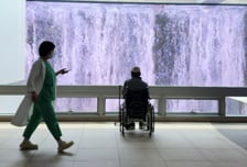 "의사는 치유의 사명 있는데"…'SKY 병원' 첫 휴진, 암 센터 '북적'[르포]