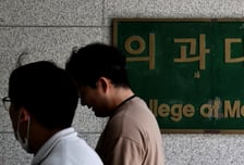 증원 마감 11일 전 "자율 증원 허용"…정부 '자충수' 됐다