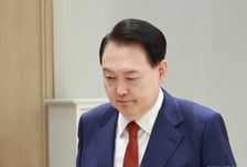 '포퓰리즘과 전쟁' 尹, 2년만에 고립…'헌법 7조' 붙잡고 확 바꿔야