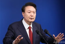 윤 대통령 "의료개혁, 미룰 수 없어"…의대 교수는 '동시 휴진' 강공