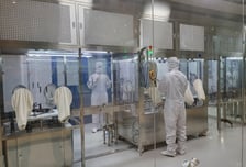 "반도체 공장 못지않네" 먼지 한 톨 없다는 국내 최대 한약조제시설 가보니 [르포]