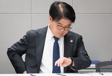 "5시에 결정" 판사봉에 달린 2000명 운명…정부 vs 의사들 꺼낼 카드는