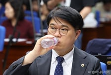 정부 "의사 평균 연봉 3억 넘어" vs 의사들 "전공의 임금 빼지 마"