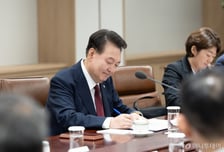 '10번째 거부권' 윤 대통령 지지율 30%…'盧 15주기' 일간 최저치