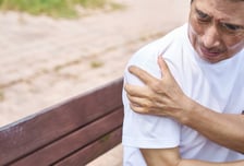 딱딱하고 아픈 어깨, 오십견일까? '이럴 땐' 힘줄 파열 탓