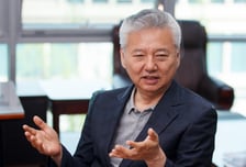 '미래학자'로 돌아간 홍성국 의원 "소모적 투쟁 없애려면 개헌해야"