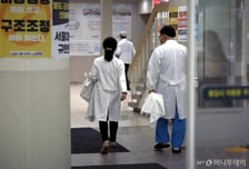 의대증원 오늘 최종 확정…촛불들고 거리로 나서는 의사들