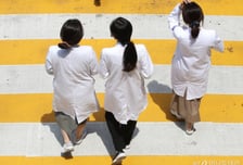 "또 착취당한다" 꿈쩍 않는 전공의들…월급 받으려 변호사 조언 공유