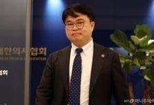"뭐 하는 사람?"→"의협이 손 뗄까요?"…전공의·의협 또 신경전