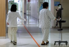 "동네병원조차 내몰아 갈 곳 없어"…의료 멈춤 D-1, 불안에 떠는 환자들
