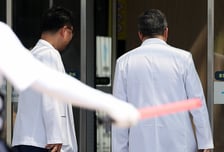 서울대병원 '무기한 휴진' 중단…의대 교수들 "저항은 계속"