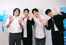 데이식스, 난치병 환아 위한 미니 콘서트 & 건반 악기 선물