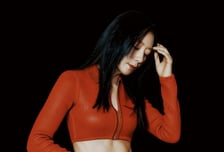 '57세' 김희애, 뚜렷한 복근 자랑…파격 패션도 완벽 소화