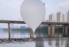 오물만 들어 있는게 아니었어?...북한이 띄운 풍선 만지면 벌어지는 일