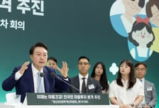 尹 대통령 지지율 32%… '외교·민생' 행보에도 석 달째 '제자리'