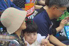 "의사 선생님, 희귀병 딸 도와주세요"…땡볕 아래 엄마의 절규