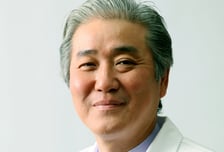 "젊은 의사들 월급 많다" 직격한 의대 교수…해외 의사 수입 제안도