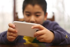 "너 스마트폰 중독이야" 자녀 탓만?…부모 '뜨끔'할 연구 결과 나왔다