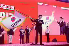 '비주류' 위기 속 한동훈 택한 보수..."기업 살리고·중산층 품어야 산다"