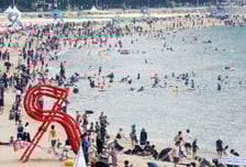 렌즈 끼고 물놀이하다 실명까지?…시력 떨어지고 충혈, '이것' 의심