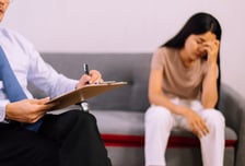 "요동치는 호르몬 탓" 우울증 앓는 여성, '젊은 치매' 위험 2배 높아