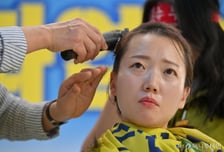 삭발한 조선대병원 노조위원장 "아무것도 해줄 수 없어서" 울먹