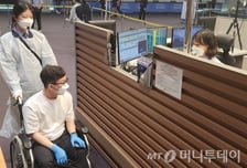 "제 옆자리 감염자죠? 저도 아파요"…미지의 감염병, 공항부터 막는다