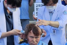 정부가 '5조 어치 당근' 내놨지만…"혈세 낭비" 시큰둥한 의사들, 왜