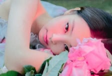 제니, YG 없이도 "빛이 나는 솔로"를 기대해