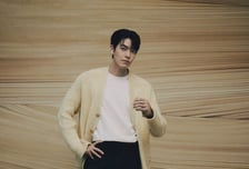 김우빈, 정도(正道)를 걷는 이 배우의 선한 영향력[인터뷰]