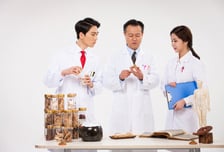 "1년이면 충분" vs "누가 가르치냐" '한의사 의사化' 놓고 난타전